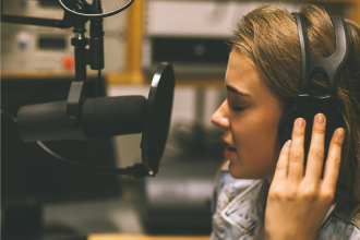 A singer struggling with TMJ dysfunction